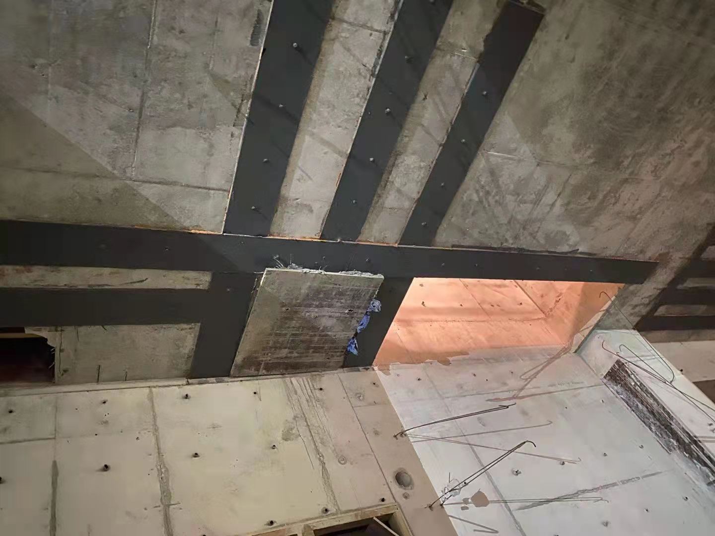 萍乡楼板开洞用粘钢加固还是碳纤维布加固